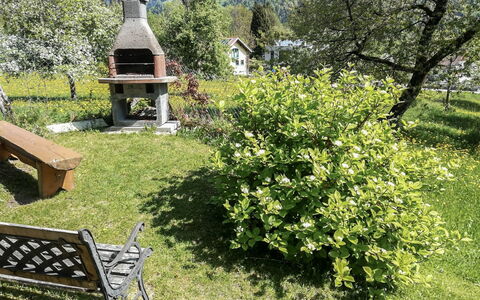 Corinna: Ejendom, Sommerhus, Træ, Græs, Hus, Plante, Busk, Forår, Have, Ejendom