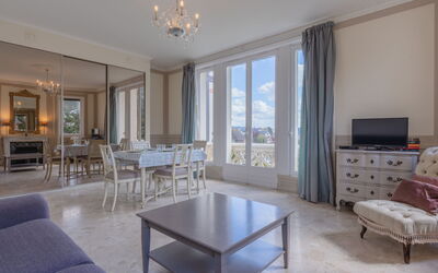 Cabourg 219: Bord, Møbel, Ejendom, Cabinetry, Bygning, Stol, Træ, Belysning, Indretning, Arkitektur
