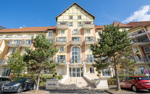 Cabourg 560: Bil, Hjul, Himmel, Bygning, Vindue, Køretøj, Plante, Infrastruktur