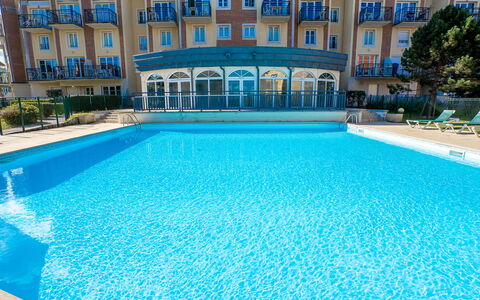 Cabourg 560: Vand, Bygning, Svømmepøl, Azure, Blå, Plante, Aqua, Rektangel, Fritid