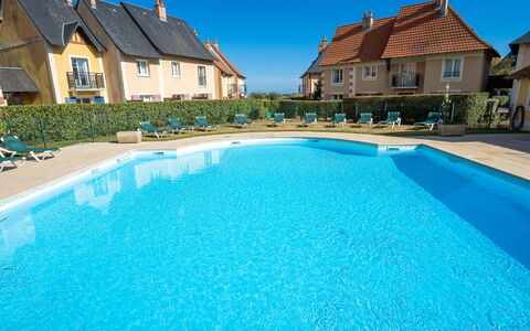Cabourg 560: Vand, Himmel, Bygning, Ejendom, Vindue, Svømmepøl, Blå, Plante, Azure, Natur