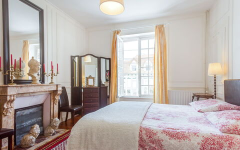 Le Cyclamen: Spejl, Ejendom, Cabinetry, Bygning, Vindue, Træ, Belysning, Indretning, Skygge, Etage