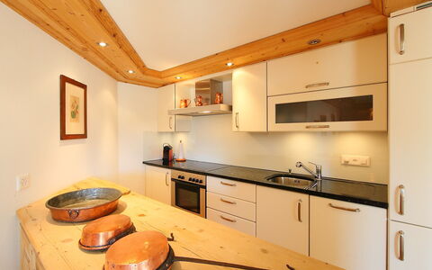 Chesa Sül Muot: Countertop, Værelse, Ejendom, Køkken, Møbel, Cabinetry, Indretning, Bygning, Hus, Loft