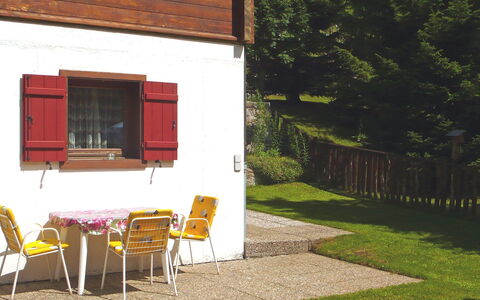 Verena: Ejendom, Backyard, Hus, Bygning, Værelse, Gård, Græs, Sommerhus, Træ, Hjem