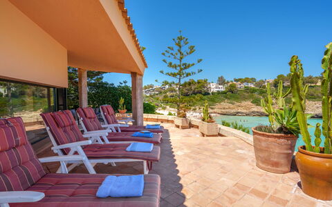 Cala Mendia Sea Views: Plante, Ejendom, Himmel, Blomsterkrukke, Skygge, Stueplante, Udendørs Møbler, Stol, Vand, Svømmepøl