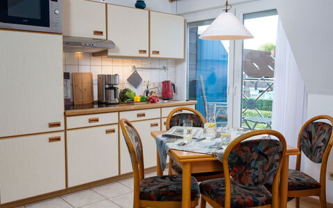 Norddeich 100: Cabinetry, Møbel, Ejendom, Bord, Stol, Countertop, Træ, Køkken, Køkken Apparat, Indretning