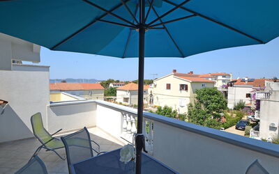 Zadar 123: Ejendom, Bygning, Hus, Tag, Boligområde, Paraply, Skygge, Lejlighed, Ejendom, Arkitektur