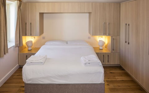 Dublin 200: Møbel, Bygning, Komfort, Træ, Seng, Indretning, Bed Frame, Etage, Lampe
