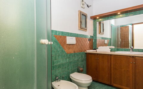 Navona: Spejl, Sanitærarmatur, Håndvask, Badeværelsesvask, Tap, Badeværelsesskab, Badeværelse, Cabinetry, Toiletbræt, Purple