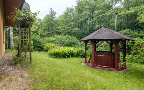 Borowikowa: Busk, Have, Lawn, Skygge, Garden Bygninger, Backyard, Gazebo, Udendørs Struktur, Landscaping