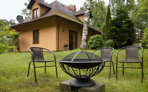 Borowikowa: Møbel, Udendørs Møbler, Stol, Have, Udendørs Bord, Lawn, Skygge, Backyard, Gård, Landscaping