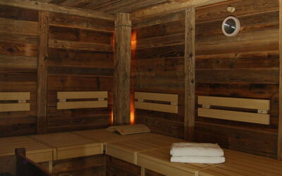 Leukerbad 200: Møbel, Ejendom, Træ, Bord, Sauna, Belysning, Bejdse, Etage, Udendørs Møbler, Hårdttræ