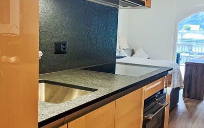 B05 200.7: Cabinetry, Countertop, Ejendom, Køkkenvask, Håndvask, Køkken, Køkken Apparat, Træ, Komfur, Belysning