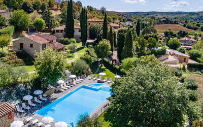 Città della Pieve 300: Sky, Plante, Vand, Himmel, Ejendom, Træ, Azure, Bygning, Botanik, Svømmepøl