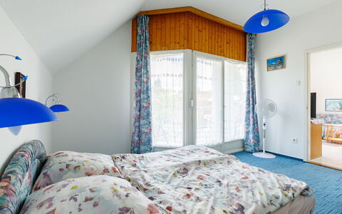 Anthony 2: Ejendom, Blå, Komfort, Vindue, Bed Frame, Textile, Belysning, Skygge, Seng