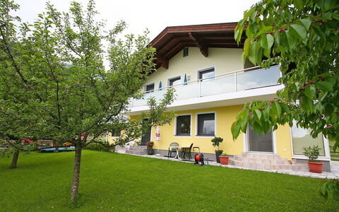 Rosi: Plante, Bygning, Himmel, Vindue, Hus, Træ, Land Lot, Urban Design, Græs, Fritid