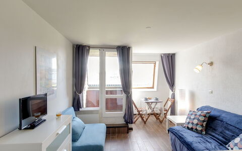 Deauville-Trouville 143: Værelse, Møbel, Ejendom, Indretning, Etage, Stue, Bygning, Seng, Hus, Soveværelse