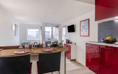 Les Marinas 143.14: Ejendom, Bygning, Møbel, Komfort, Azure, Indretning, Vindue, Træ, Bed Frame, Pude