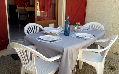 Le Barcarès 165: Bord, Møbel, Bordservice, Ejendom, Stol, Hvid, Flaske, Bygning, Textile, Dør