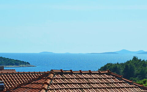 Vodice Tribunj 104: Tag, Himmel, Arkitektur, Hill Station, Træ, Bakke, Landdistrikt, Sollys, Sky, Turisme