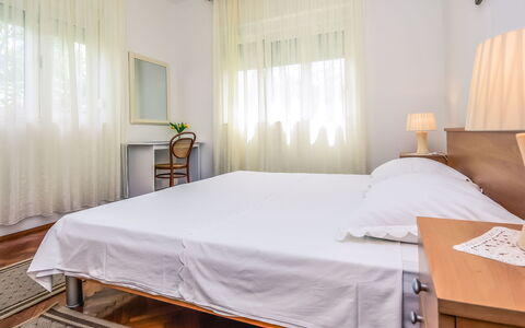 Ankica: Ejendom, Møbel, Komfort, Skygge, Træ, Gardin, Vindue, Textile, Indretning