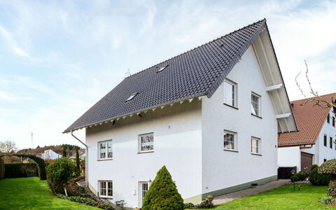 Kiefernweg: Sky, Plante, Himmel, Bygning, Vindue, Hus, Land Lot, Græs, Træ, Sommerhus