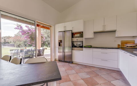 Cassou: Cabinetry, Countertop, Møbel, Bygning, Køkken Apparat, Komfur, Træ, Køkken, Plante, Indretning