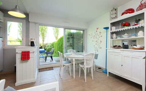 Le Garden: Bord, Vindue, Cabinetry, Køkken, Indretning, Bygning, Etage, Stueplante, Træ, Stol