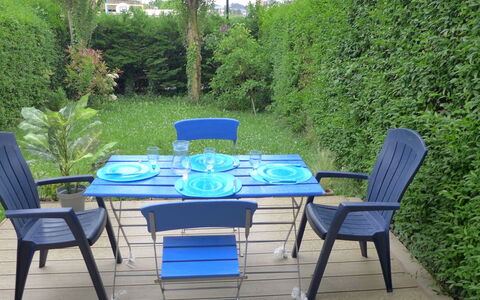 Le Garden: Bord, Plante, Møbel, Ejendom, Stol, Azure, Udendørs Bord, Udendørs Møbler, Træ, Indretning