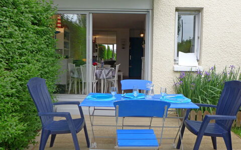 Le Garden: Plante, Møbel, Bord, Ejendom, Stol, Azure, Skygge, Indretning, Vindue, Udendørs Møbler