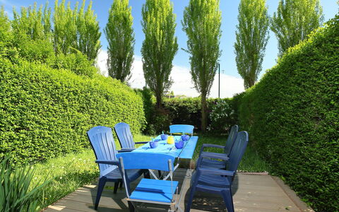 Le Garden: Himmel, Plante, Møbel, Bord, Ejendom, Grøn, Stol, Blad, Natur, Azure