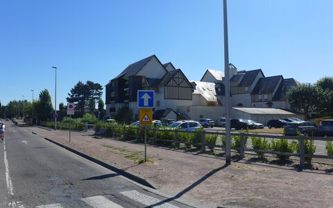 Le Garden: Himmel, Plante, Bygning, Gadebelysning, Vejbelægning, Asfalt, Træ, Bil, Køretøj, Land Lot