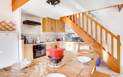 Saint Gervais 425: Ejendom, Møbel, Cabinetry, Træ, Indretning, Countertop, Belysning, Reoler, Arkitektur, Etage