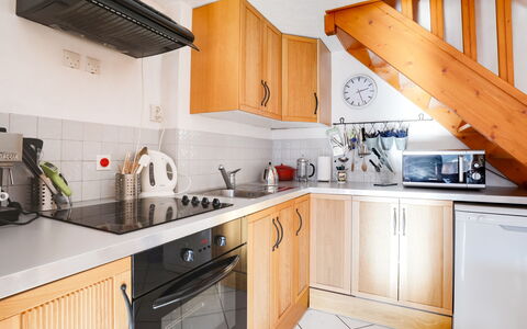 Saint Gervais 425: Cabinetry, Køkkenvask, Møbel, Ejendom, Håndvask, Tap, Countertop, Bygning, Køkken Apparat, Køkken