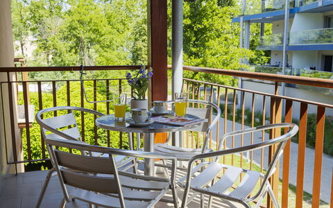 Catalpa: Møbel, Stol, Udendørs Møbler, Veranda, Altan, Skygge, Udendørs Bord, Dæk, Eco Hotel, Bejdse