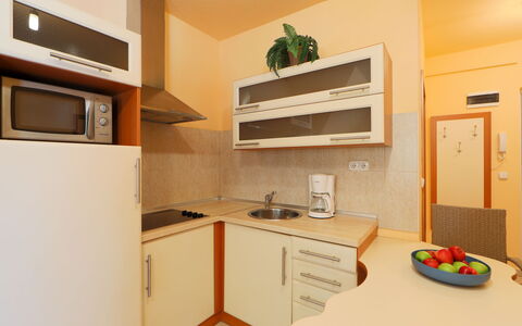 Catalpa: Cabinetry, Countertop, Møbel, Ejendom, Træ, Komfur, Husholdningsapparat, Køkken, Indretning, Køkken Apparat