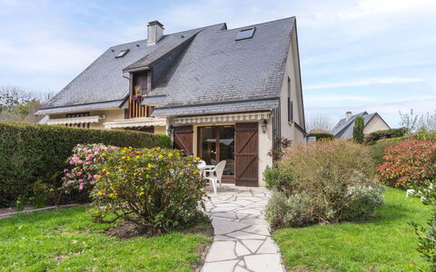 Villers sur Mer 201: Plante, Himmel, Sky, Bygning, Blomst, Vindue, Land Lot, Sommerhus, Græs, Hus