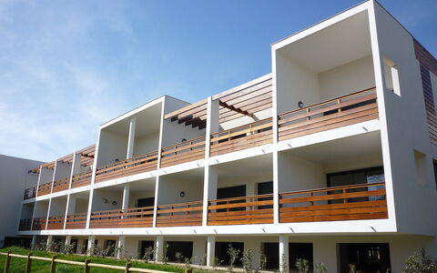 Saint Cyprien 815: Himmel, Bygning, Plante, Skygge, Urban Design, Facade, Vindue, Sky, Kommerciel Bygning, Blandet Brug