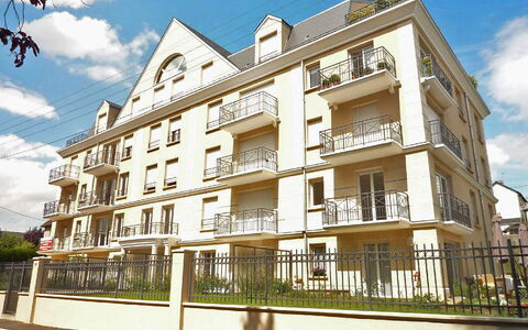 Deauville-Trouville 169: Sky, Himmel, Bygning, Vindue, Plante, Urban Design, Kvarter, Hegn, Veranda, Boligområde