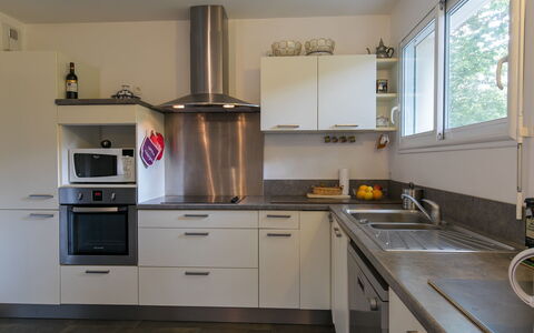 Les Bruyères: Køkkenvask, Cabinetry, Countertop, Ejendom, Bygning, Håndvask, Vindue, Komfur, Køkken, Træ