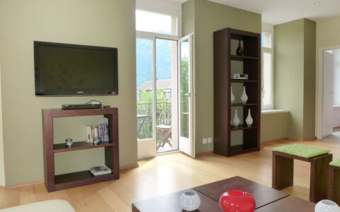 Interlaken 400: Bord, Ejendom, Møbel, Couch, Husholdningsapparat, Træ, Indretning, Hus, Stue, Etage