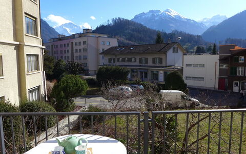 Interlaken 400: Bjerg, Ejendom, Bjergrige Landskabsformer, Himmel, Bygning, Bjergkæde, Stad, Hus, Ejendom, Lejlighed