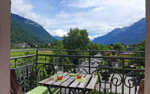 Interlaken 400: Sky, Himmel, Plante, Bjerg, Ejendom, Bygning, Træ, Vegetationen, Hegn, Naturlige Landskab