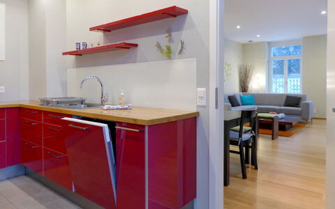 Interlaken 400: Køkkenvask, Cabinetry, Møbel, Håndvask, Tap, Countertop, Bygning, Stol, Komfur, Træ