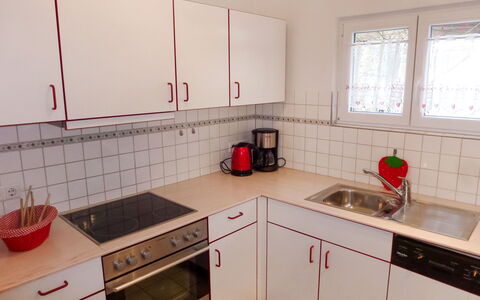 Bilharz: Cabinetry, Countertop, Køkkenvask, Håndvask, Ejendom, Vindue, Komfur, Tap, Køkken, Cooktop