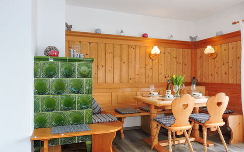 Drachenfels: Bord, Møbel, Bygning, Stueplante, Træ, Plante, Stol, Belysning, Indretning, Blomsterkrukke