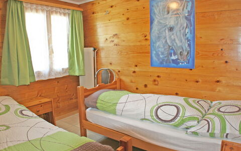 Grächen 360: Soveværelse, Værelse, Møbel, Seng, Ejendom, Indretning, Bygning, Bed Frame, Hus, Bord