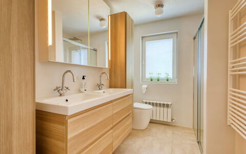 Petite Fleur: Spejl, Tap, Badeværelsesskab, Håndvask, Sanitærarmatur, Ejendom, Møbel, Badeværelsesvask, Cabinetry, Badeværelse
