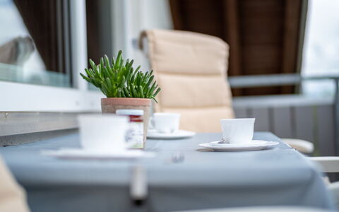 Hochfirst: Ejendom, Møbel, Bord, Tallerkner, Vindue, Plante, Bordservice, Drinkware, Kop, Komfort