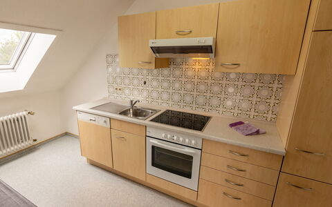 Hochfirst: Countertop, Cabinetry, Møbel, Vindue, Komfur, Bygning, Køkken, Skuffe, Køkken Apparat, Træ